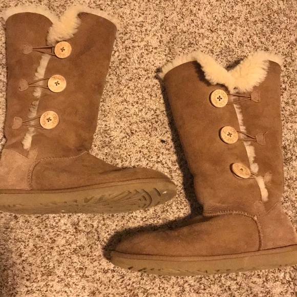 Ugg button boots - Picture 1 of 4